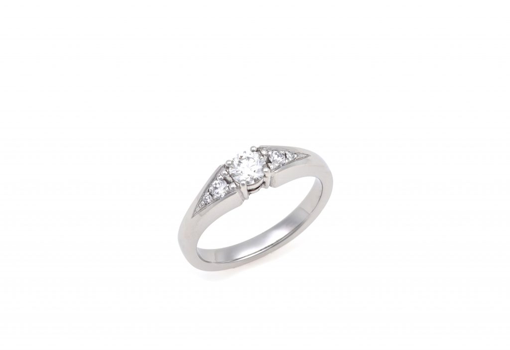 Platinový prsten s diamanty Platinový prsten s diamanty