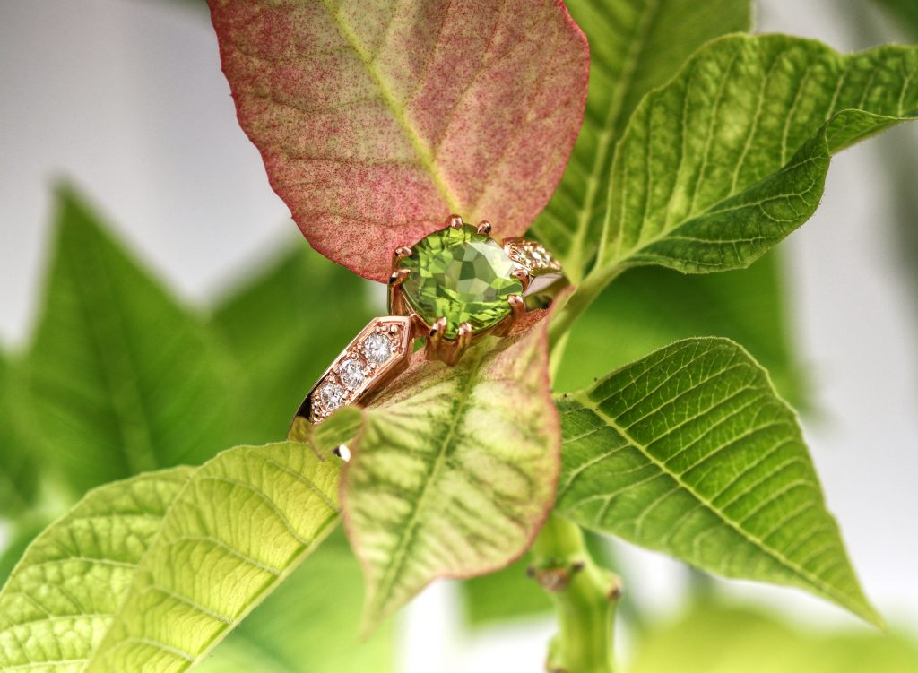 Prsten s olivínem a diamanty Prsten s olivínem a diamanty